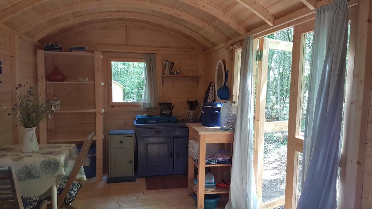 Lovely 2-Bed Shepherds Hut In A Forest Sougeres-en-Puisaye Zewnętrze zdjęcie